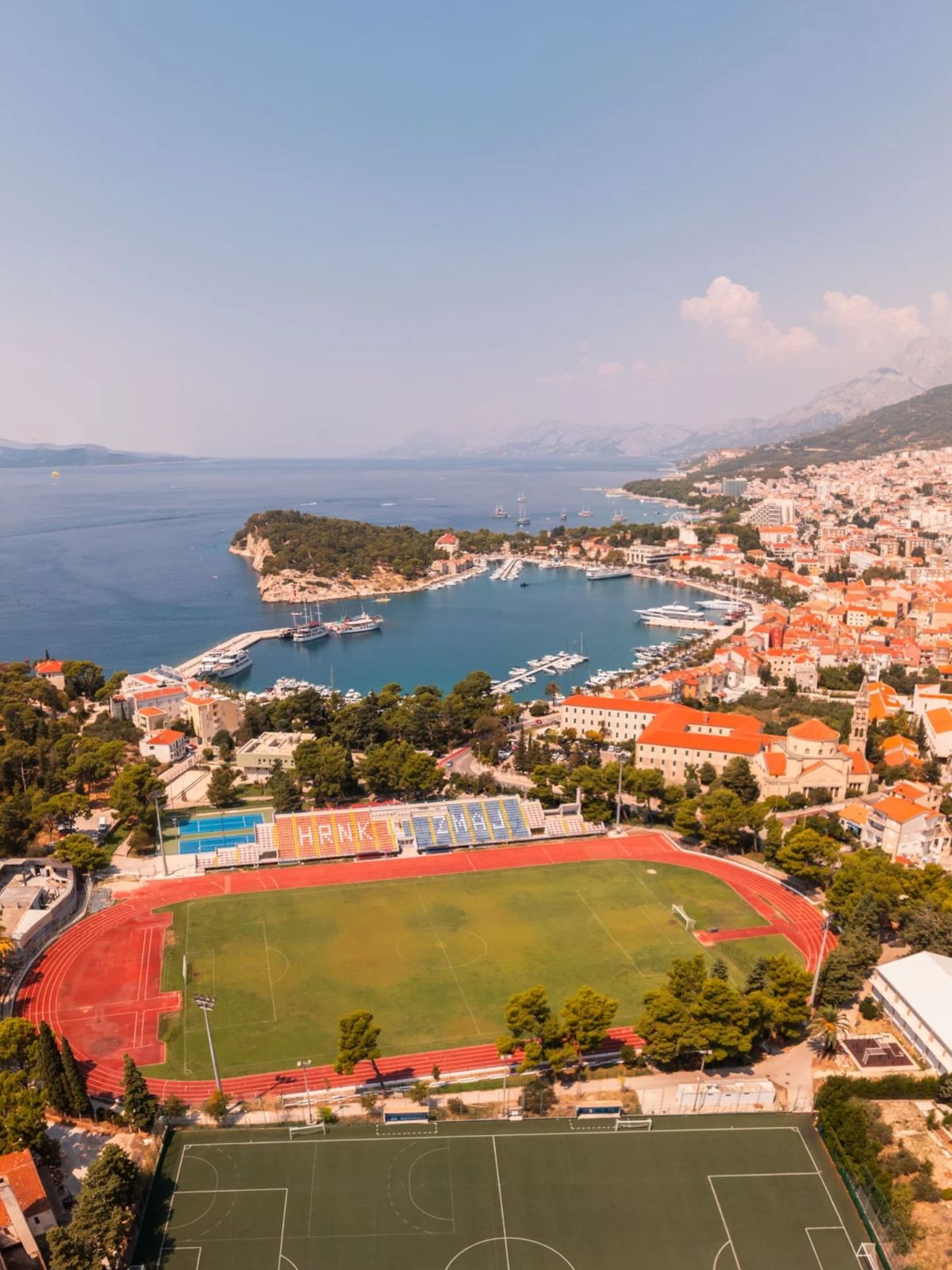 Stadion des Sportzentrums Makarska aus der Luft, direkt am Meer