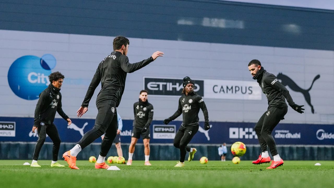Mannschaft im Passtraining auf dem Rasen