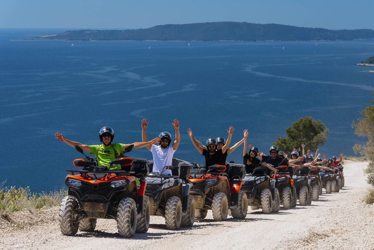 Gruppe auf Quads über dem Meer