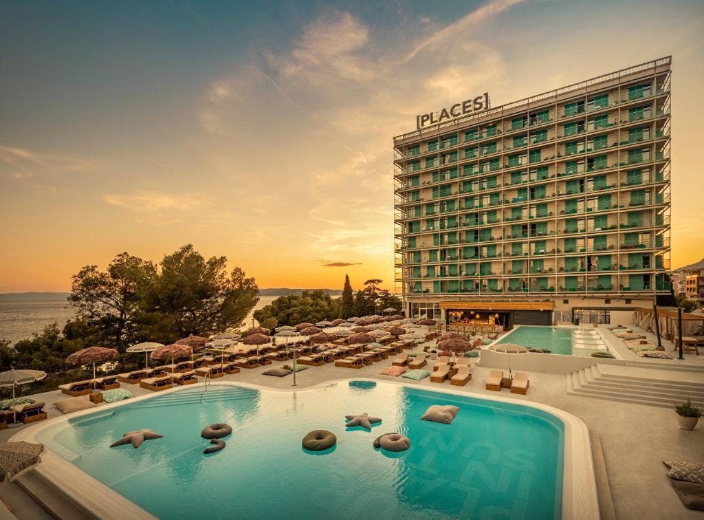 Valamar Places mit Pools am Meer bei Sonnenuntergang